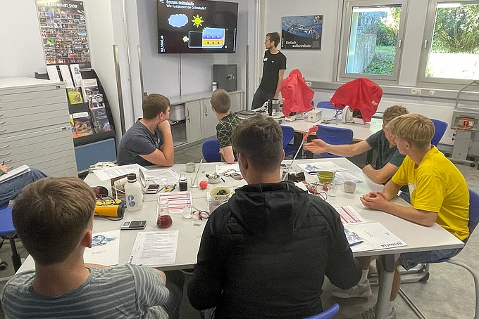 Teilnehmende am Expermentiertisch