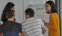 Schülergruppe, die beim Planspiel die Umsiedler vertritt