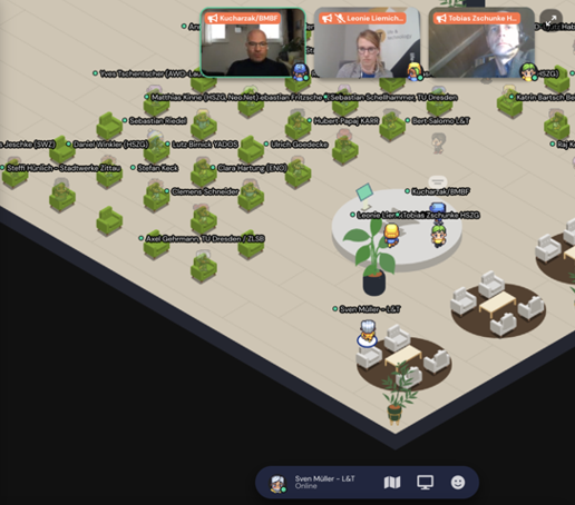 Eine Ansicht auf der digitalen Plattform gather.town. Eine Liste von Teilnehmenden sowie Video-Zuschalten sind sichtbar. Im virtuellen Raum bewegen sich Avatare.