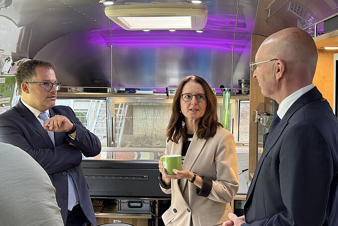 Austausch im Mobilen Labor der HSZG zwischen Rektor, Staatssekretärin und Referatsleiter