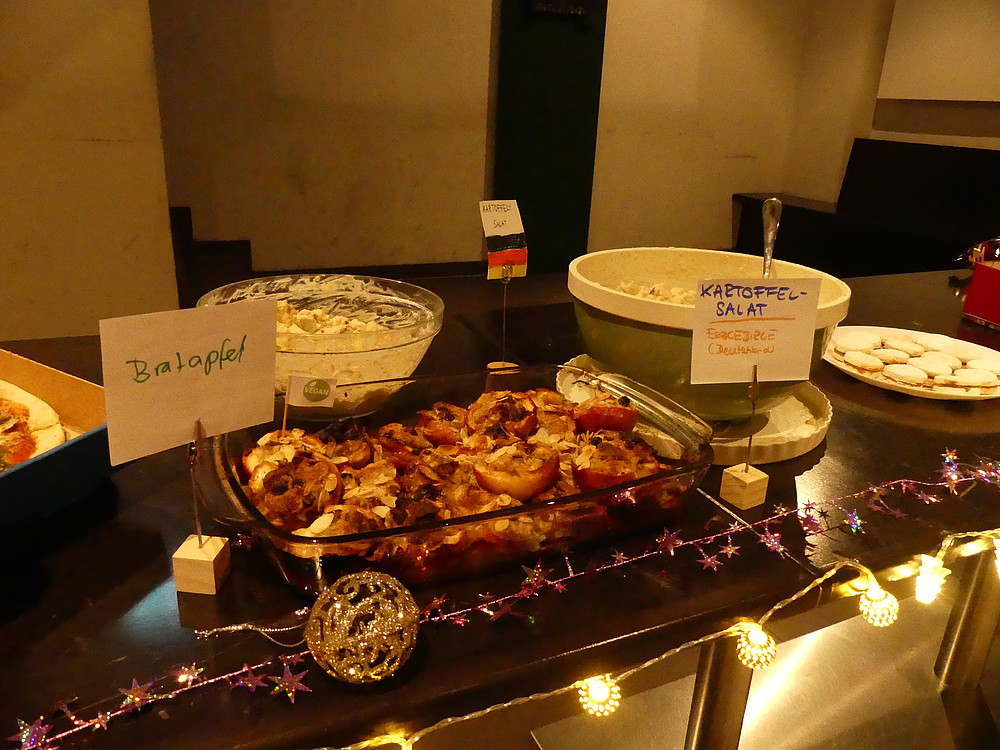 Bratapfel und Kartoffelsalate von unseren deutschen Studierenden