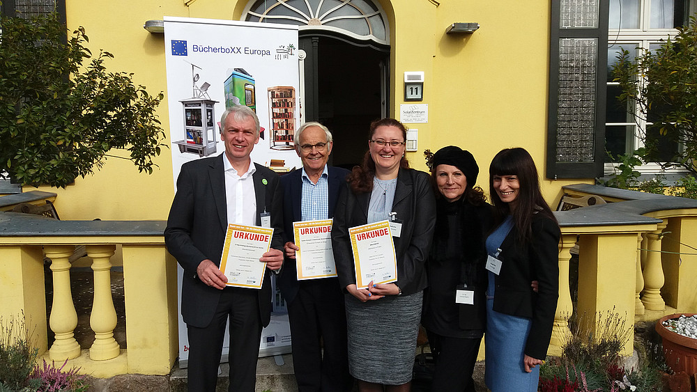 Projektleiter Jürgen Möldner (links im Bild) bei der Urkundenvergabe in Wietow