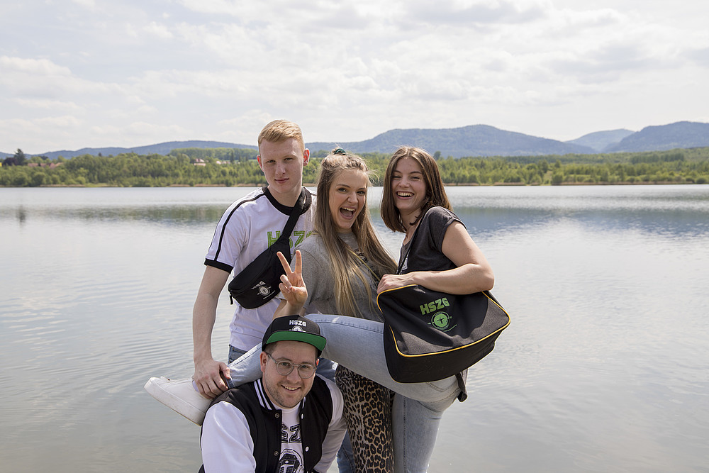 Nadja, Luisa, Henrik und Maximilian wollen die Klamotten nicht mehr hergeben. 