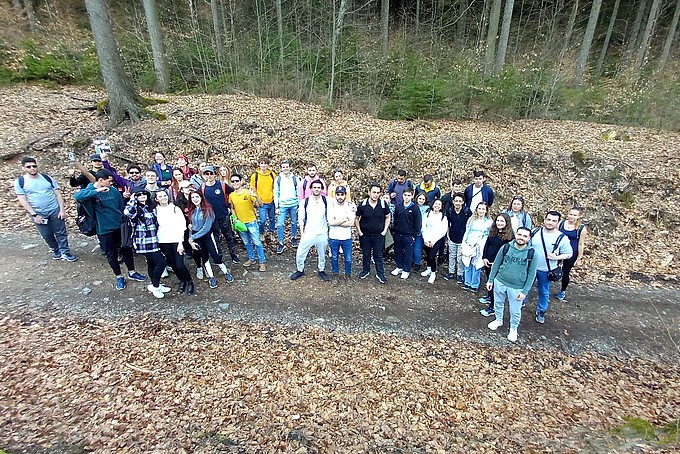 Internationale Studierende auf einem Wanderweg