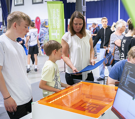 Besuchende am HSZG-Stand.