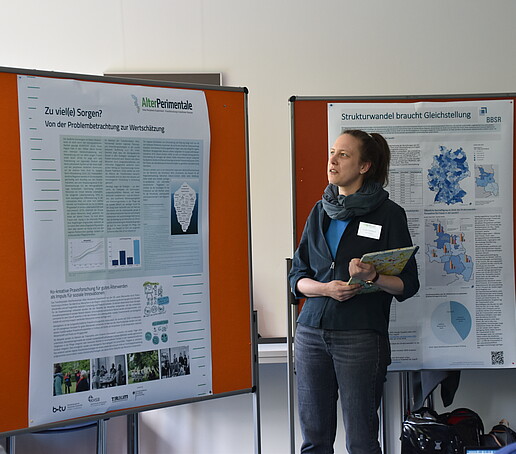 Rednerin vor 2 Pinnwänden