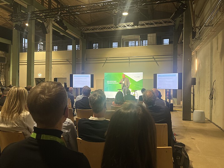 Zuschauer von hinten bei der Veranstaltung