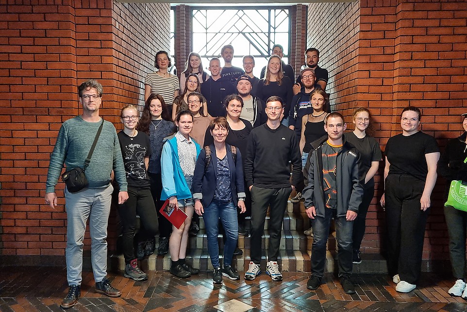 Gruppenfoto im alten Industriegebäude im Industriepark Hoechst