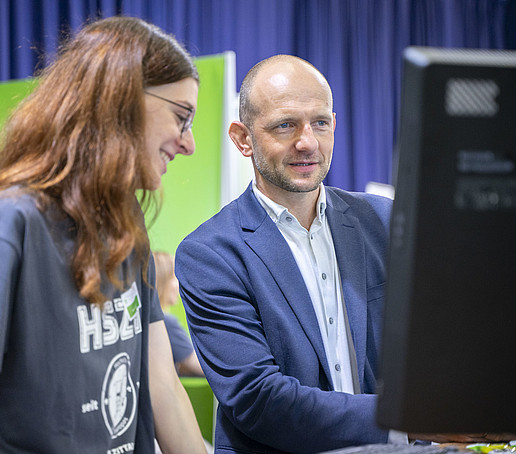 Landrat mit HSZG-Mitarbeiterin im Gespräch.