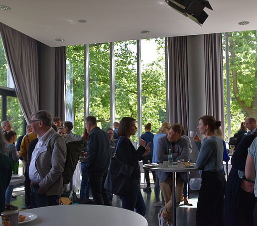 Gruppe in der Aula mit Blick nach Draußen ins Grüne