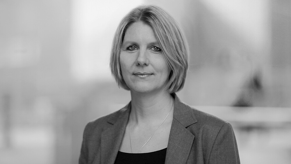 Ein Portraitfoto von Professorin Stöbel-Richter in schwarz-weiß.
