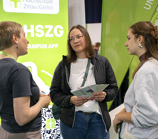 Besucherinnen lassen sich beraten.