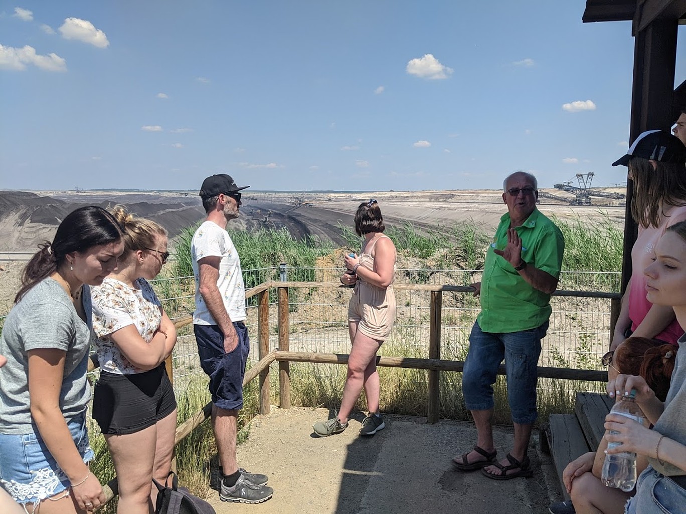 Menschengruppe vor einem Tagebau