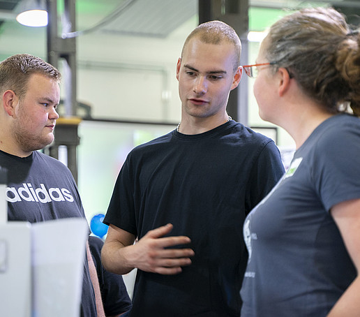 Besuchende lassen sich am Stand beraten.