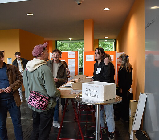 Mitarbeiter begrüßen Gäste im Foyer