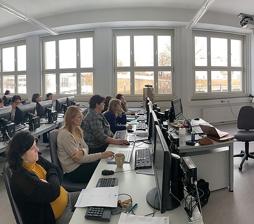 Mitarbeitende bei einer Schulung zur DocuWare-Software im Computerkabinett.