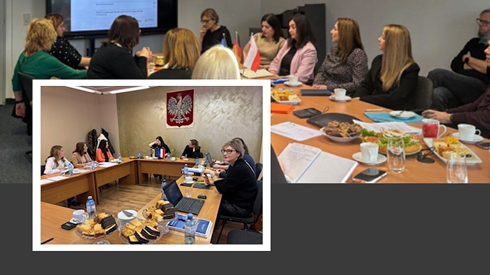 Die Collage zeigt zwei Aufnahmen von Arbeitstreffen im Rahmen eines internationalen Kooperationsprojekts, bei dem Vertreterinnen und Vertreter aus mehreren Ländern beteiligt sind.  Das größere Bild im Hintergrund zeigt eine Konferenzsituation in einem modernen Besprechungsraum. Rund ein Dutzend Personen sitzt um einen rechteckigen Tisch, auf dem neben Schreibmaterial auch Getränke, Snacks und Fahnen verschiedener Länder (darunter Deutschland und Polen) platziert sind. Im Hintergrund ist ein Bildschirm mit einer Präsentation sichtbar. Die Teilnehmerinnen und Teilnehmer wirken aufmerksam und engagiert im Gespräch.  Das kleinere, überlagerte Bild im Vordergrund zeigt ein weiteres Arbeitstreffen in einem anderen Raum, geschmückt mit dem polnischen Staatswappen an der Wand. Auch hier sitzen mehrere Projektbeteiligte um einen Konferenztisch, auf dem Unterlagen, Laptops, Getränke und eine Auswahl an Gebäck arrangiert sind. Die Atmosphäre wirkt kollegial und konstruktiv.