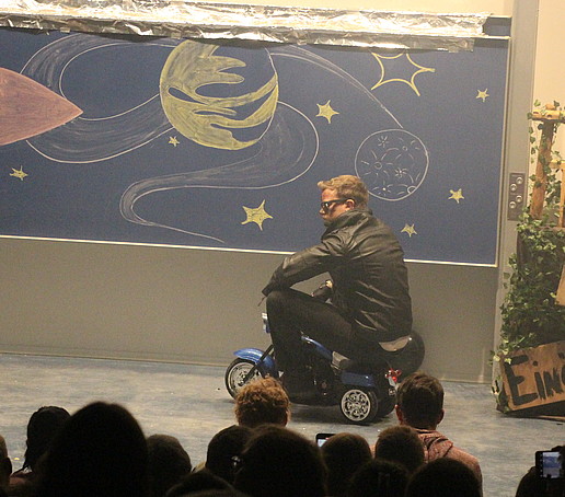 Der Terminator auf einem Motorroller auf der Bühne.