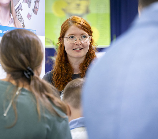 HSZG-Mitarbeiterin berät Besucherinnen.
