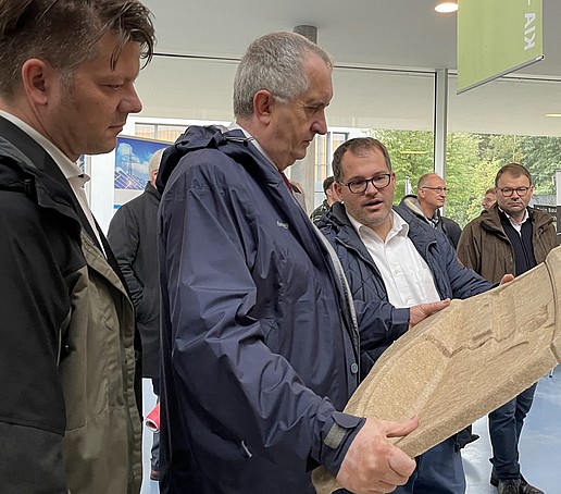 Gruppe besichtigt Campus