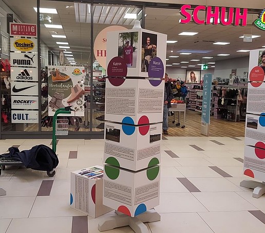 Im Neißepark vor einem Schuhladen auf dem Gang stehen drei Ausstellungssäulen.