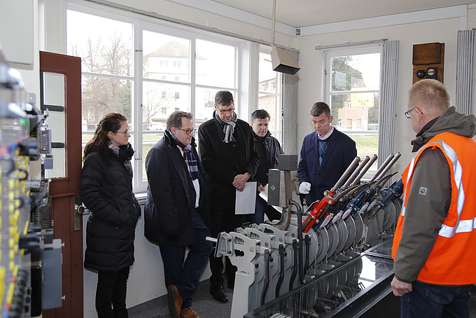 Besuch der HSZG und Rektor vor dem Lehrstellwerk Süd
