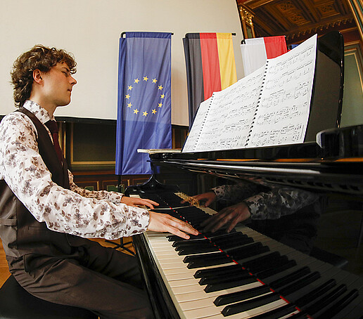 Der Pianist spielt am Piano.