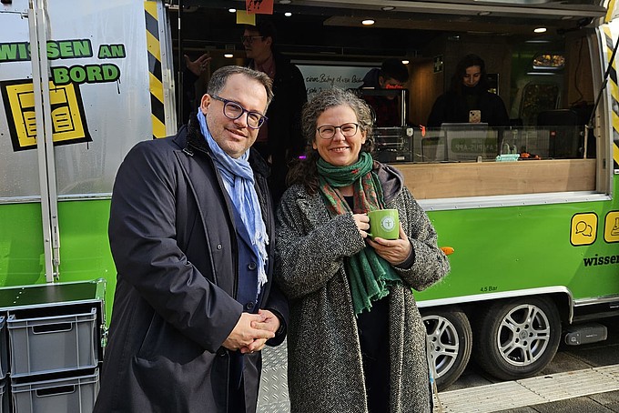 Der Rektor und Mandy Schulze vor dem Anhänger auf dem Görlitzer Campus.