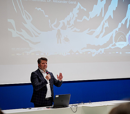 Thomas Zenker im Hörsaal hält eine Rede.