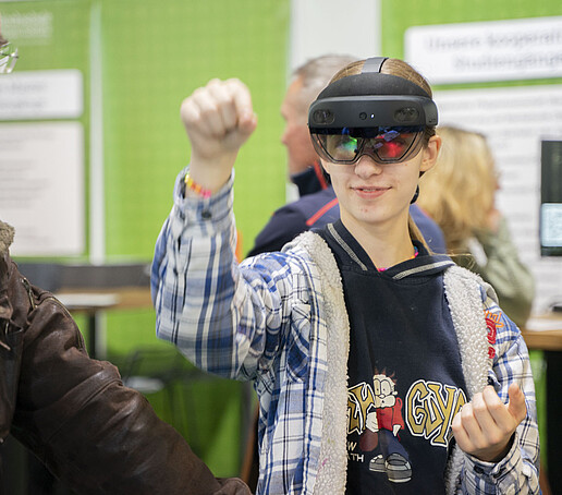 Ein Schüler trägt eine AR-Brille.