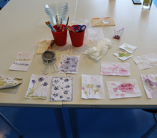 Tisch mit Malutensilien 