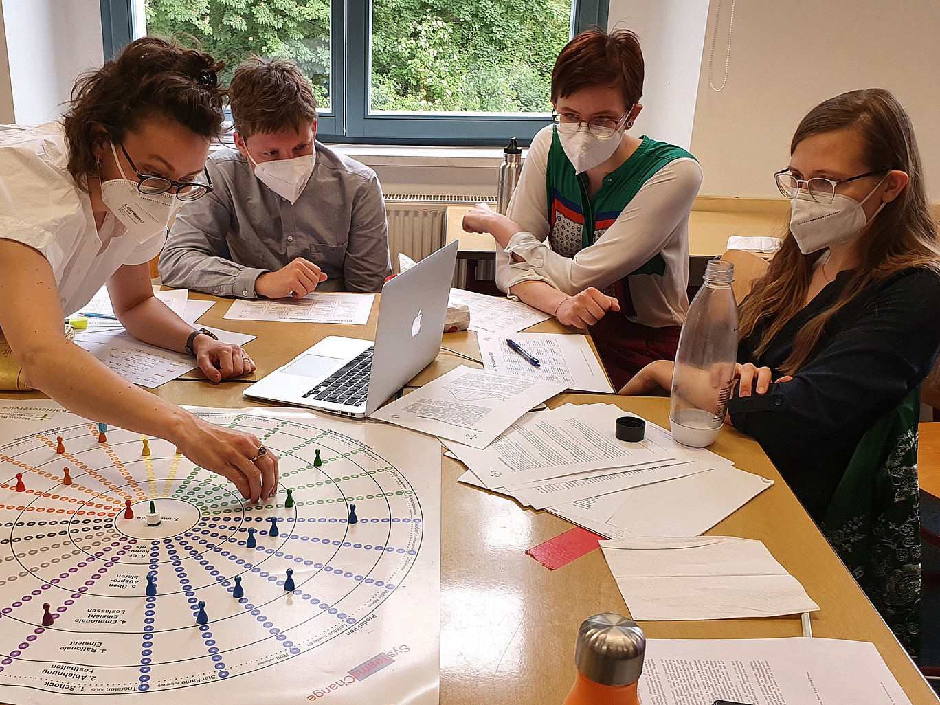 Gruppe Studierender am Tisch mit Brettspiel