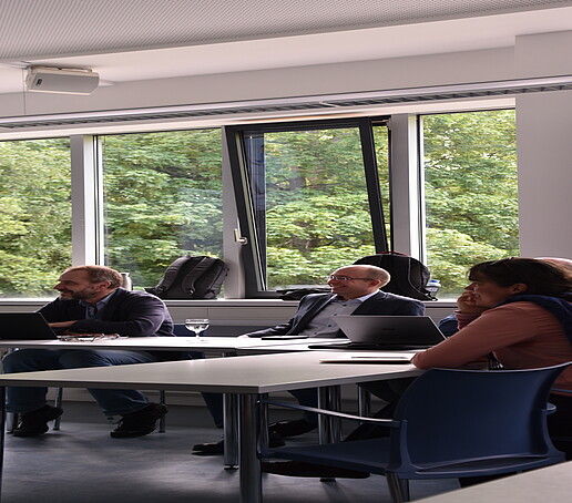 Mehrere Teilnehmer im Seminarraum