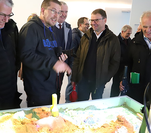 Gruppe besichtigt Campus