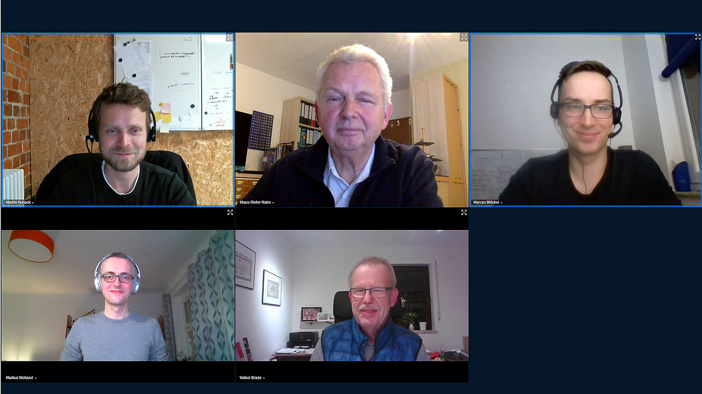 Auf einem Screenshot sind fünf Teilnehmer des digitalen E-Mobilitäts-Stammtisches zu sehen.