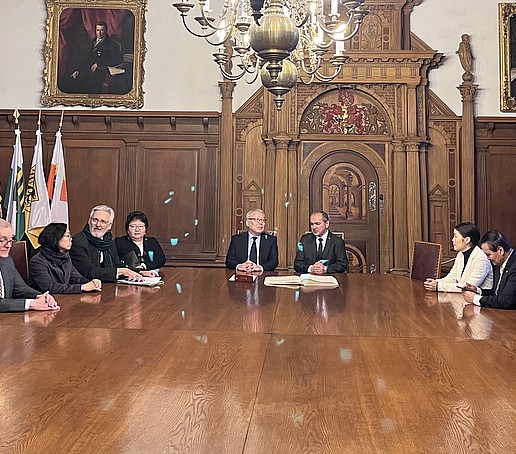 die Delegation der Hochschule und der Mongolei sitzen mit OB Ursu an einem Holztisch im Görlitzer Rathaus.