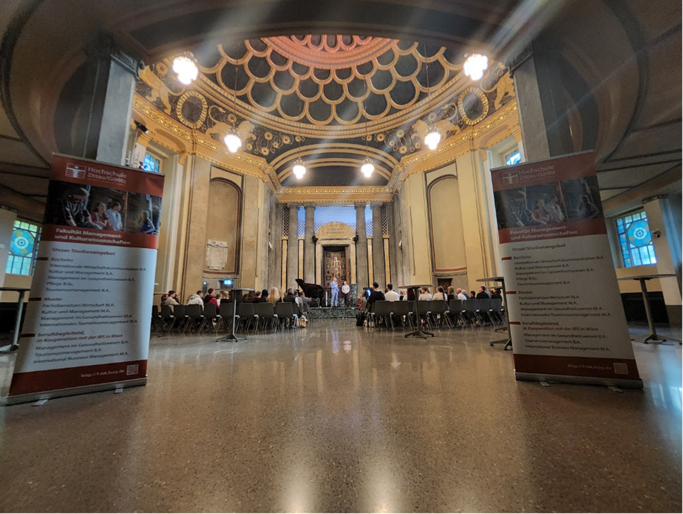 Blick mit die mit Studierenden gefüllte Synagoge