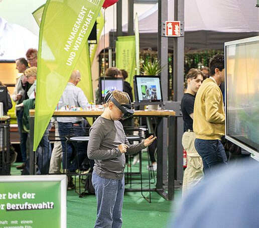 Eine Jung probiert die AR-Brille aus.