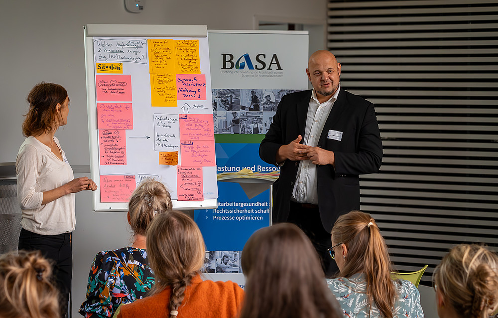 Prof. Schmidt zeigt die Ergebnisse des Workshops auf einem Flipchart