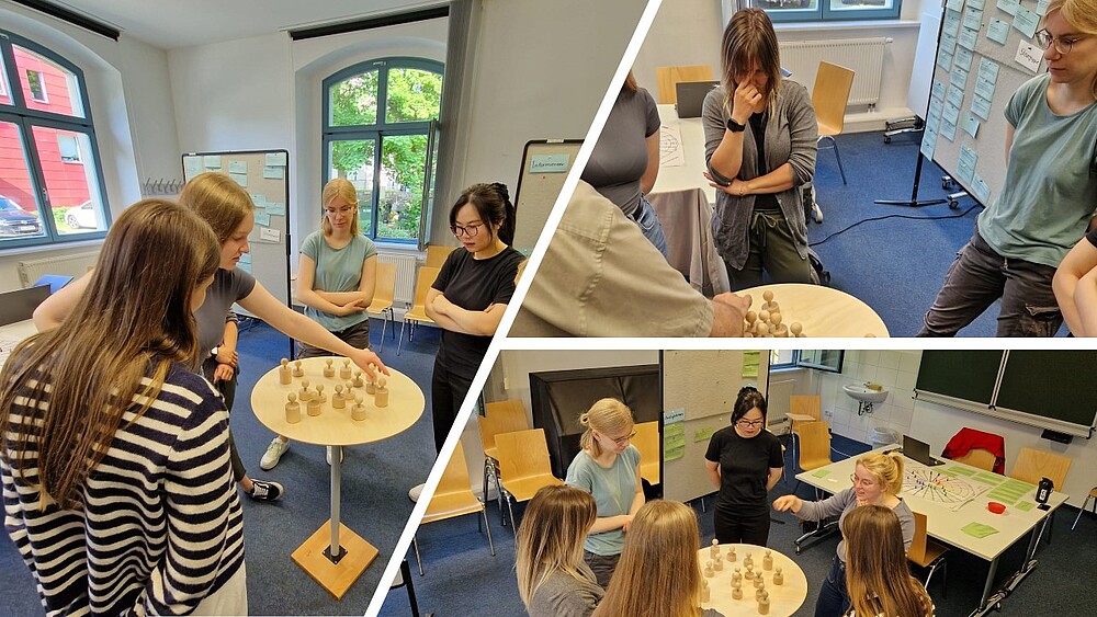 Die Collage zeigt mehrere Szenen aus einem Workshop in einem Seminarraum mit großen Fenstern und Pinnwänden:  Linkes Hauptbild: Fünf junge Frauen stehen um einen kleinen Tisch mit Holzfiguren und diskutieren deren Anordnung. Sie wirken konzentriert.  Rechtes oberes Bild: Eine weitere Gruppe diskutiert ebenfalls über die Positionierung von Holzfiguren. Zwei Teilnehmerinnen stehen nachdenklich, eine mit verschränkten Armen.  Rechtes unteres Bild: Vier Teilnehmerinnen stehen im Kreis um einen Tisch. Eine Frau erklärt etwas mit einer Handbewegung, während die anderen aufmerksam zuhören. Im Hintergrund ist ein Tisch mit Arbeitsmaterialien und eine Moderationswand zu sehen.