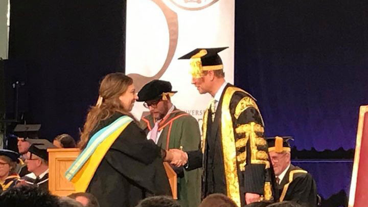 Prinz Edward von Großbritannien gratuliert ehemaliger HSZG-Studentin Brit Knop zum erfolgreichen Master