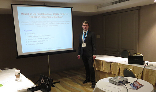 Dr. Herrmann präsentierte in einem Vortrag die Ergebnisse eines ASHRAE-Forschungsprojektes auf dem Gebiet der Transporteigenschaften Viskosität und Wärmeleitfähigkeit der feuchten Luft. Dr. Herrmann präsentierte in einem Vortrag die Ergebnisse eines ASHRAE-Forschungsprojektes auf dem Gebiet der Transporteigenschaften Viskosität und Wärmeleitfähigkeit der feuchten Luft.