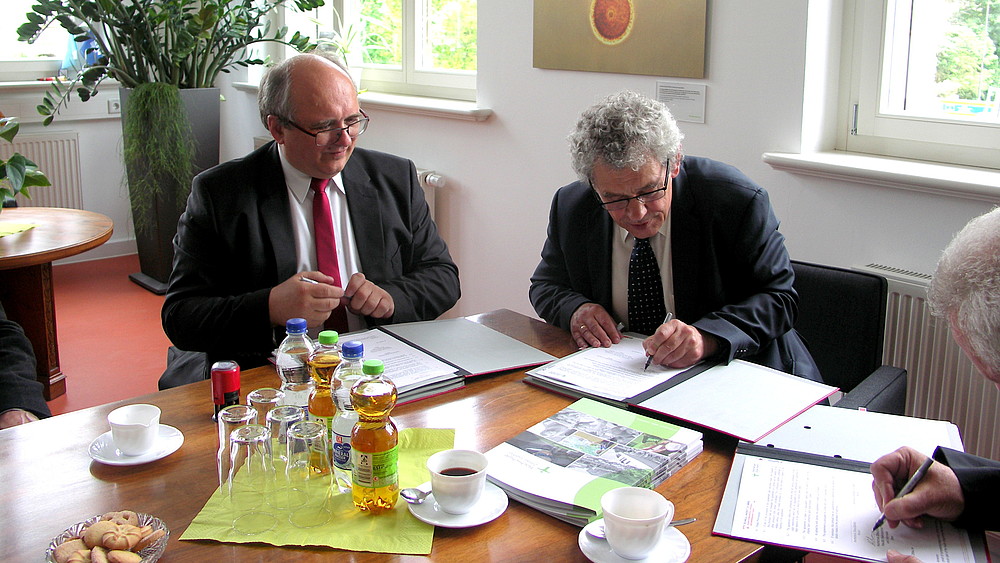 Die Rektoren bei der Unterzeichnung der Vereinbarung