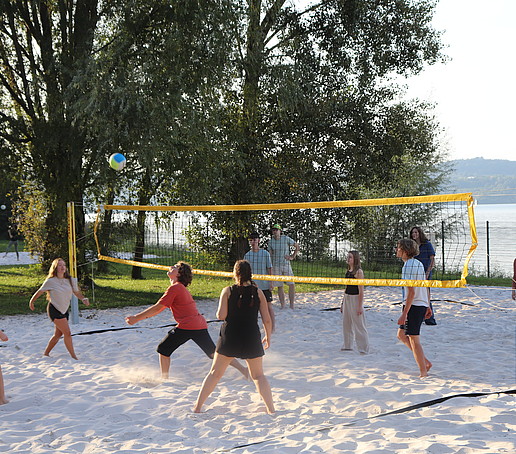 Studierende spielen Volleyball am Berzdorfer See.