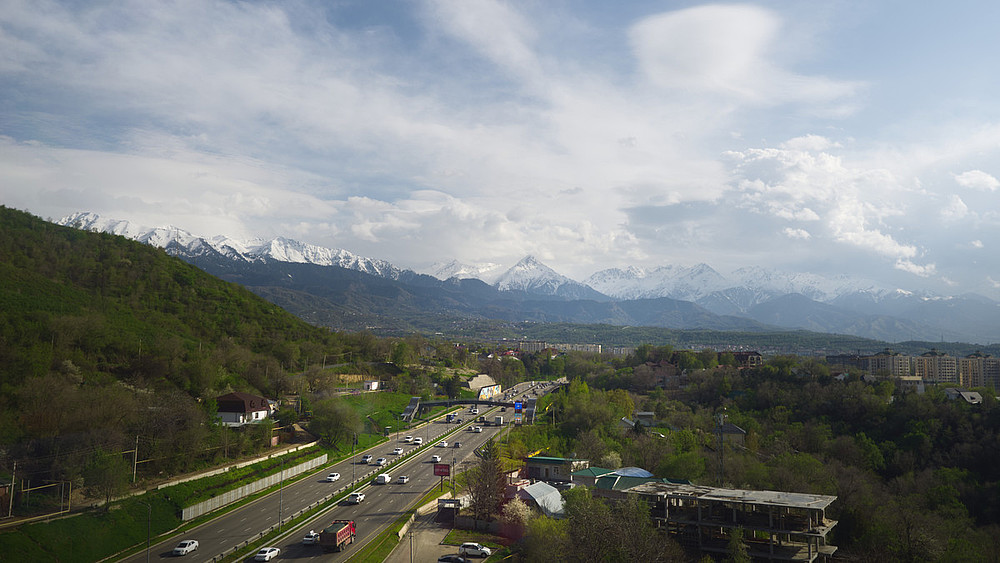 Eine kasachische Schnellstraße. Im Hintergrund sieht man das kasachische Gebirge.