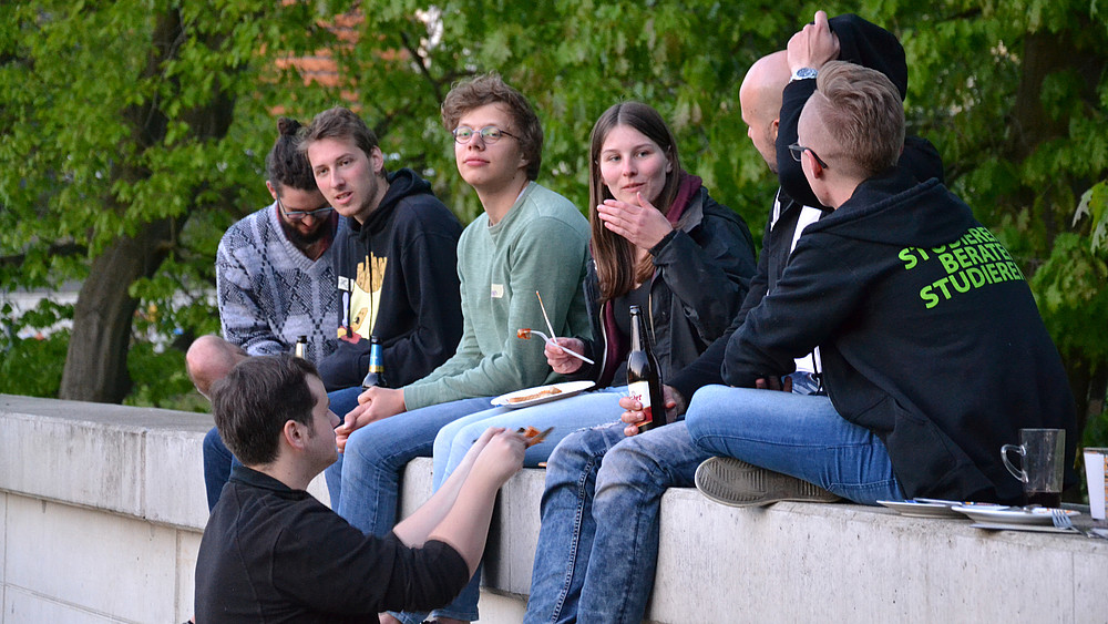 Studierende von beiden Standorten beim teambildenden Grillen am 1. Workshoptag