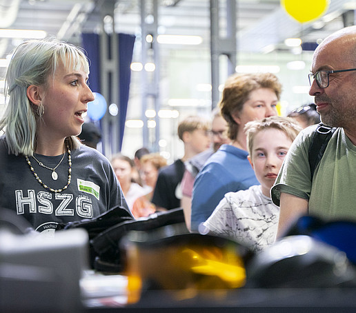 Eine HSZG-Mitarbeiterin im Gespräch mit einem Gast.
