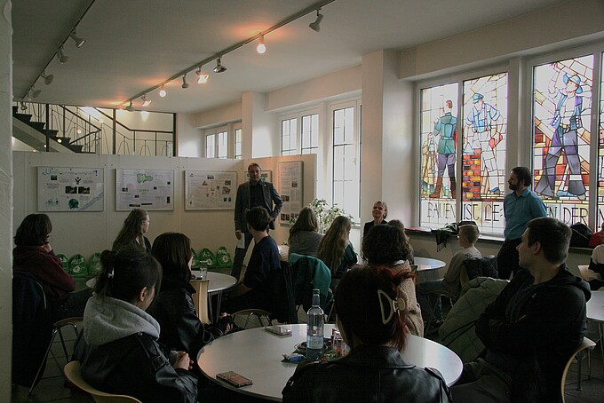 Prof. Kroschel spricht vor den Schülerinnen und Schülern.
