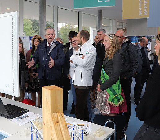 Gruppe besichtigt Campus