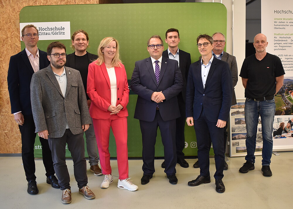 Der Rektor, die Prorektorin, Forschende und Vertreter des BMFTR und VDI TZ